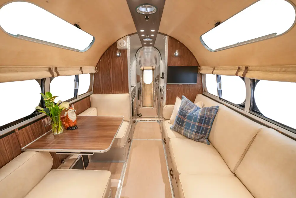 Bowlus_2026_EndlessHighways_Frontier_Interior_Dawn_JL_001