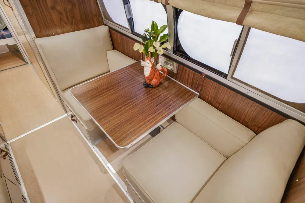 Bowlus_2026_EndlessHighways_Frontier_Interior_Dawn_JL_002