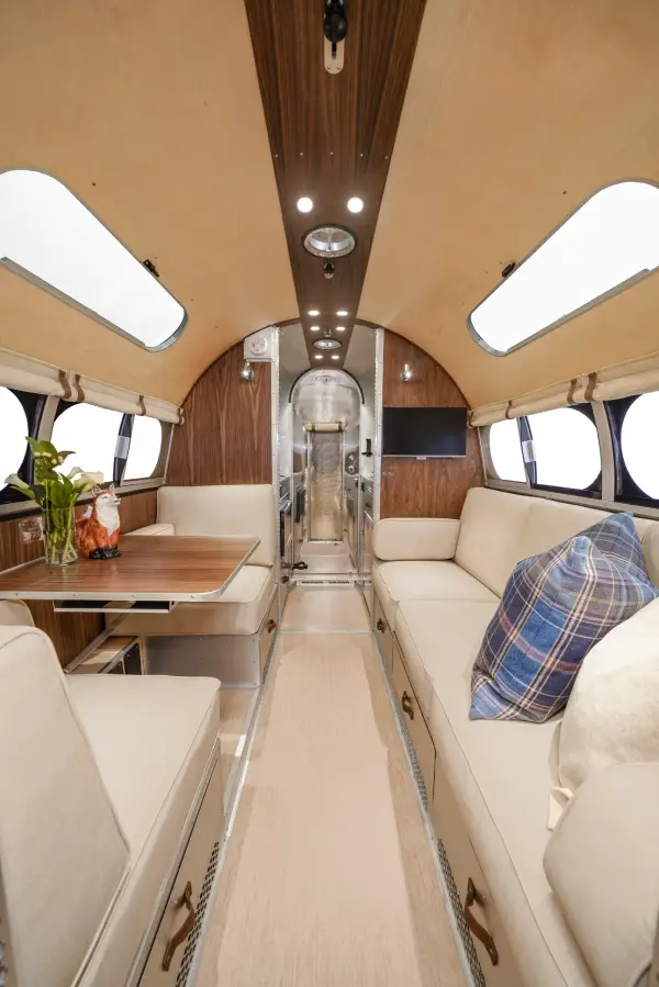 Bowlus_2026_EndlessHighways_Frontier_Interior_Dawn_JL_004