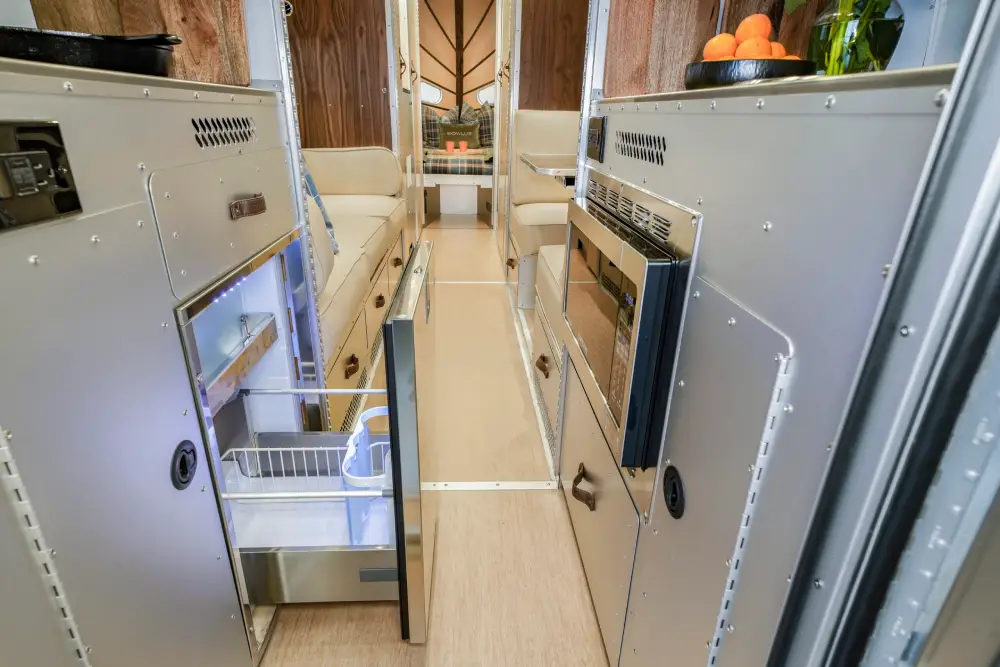 Bowlus_2026_EndlessHighways_Frontier_Interior_Dawn_JL_009