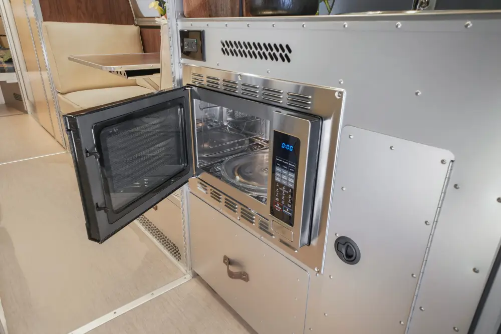 Bowlus_2026_EndlessHighways_Frontier_Interior_Dawn_JL_010