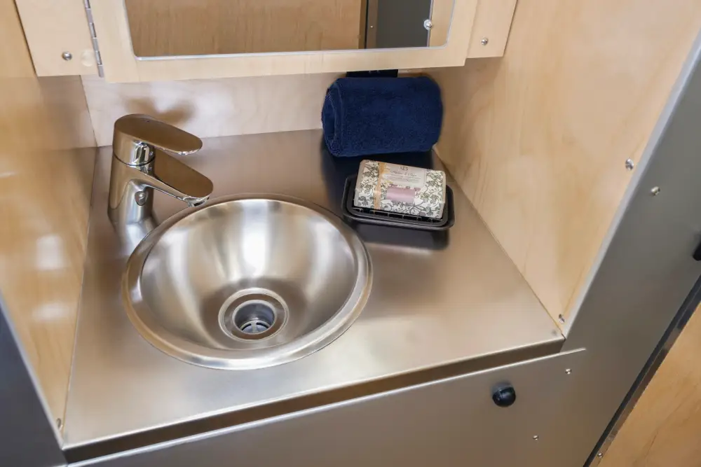 Bowlus_2026_EndlessHighways_Frontier_Interior_Dawn_JL_014