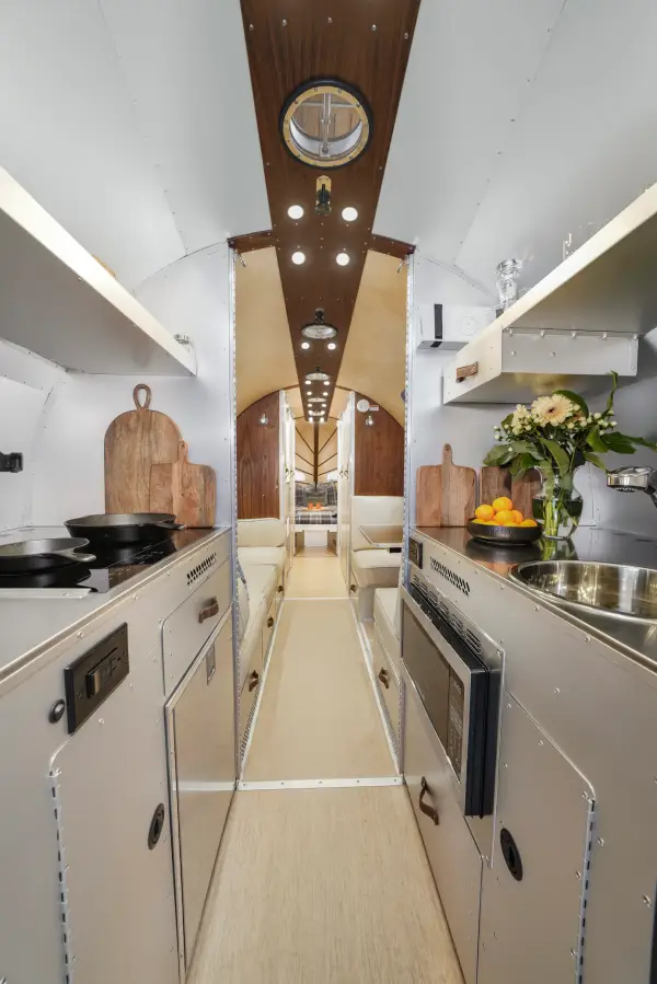 Bowlus_2026_EndlessHighways_Frontier_Interior_Dawn_JL_015