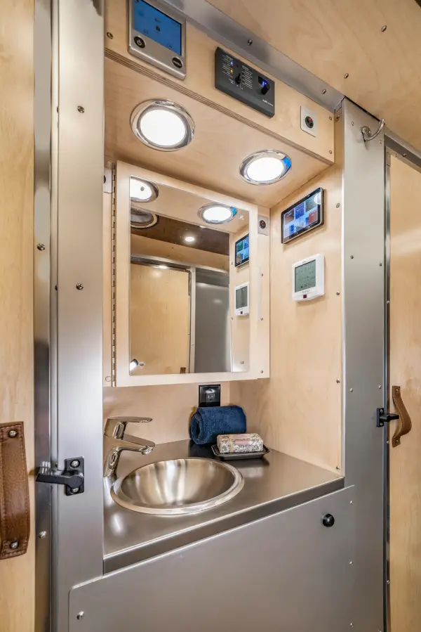 Bowlus_2026_EndlessHighways_Frontier_Interior_Dawn_JL_017