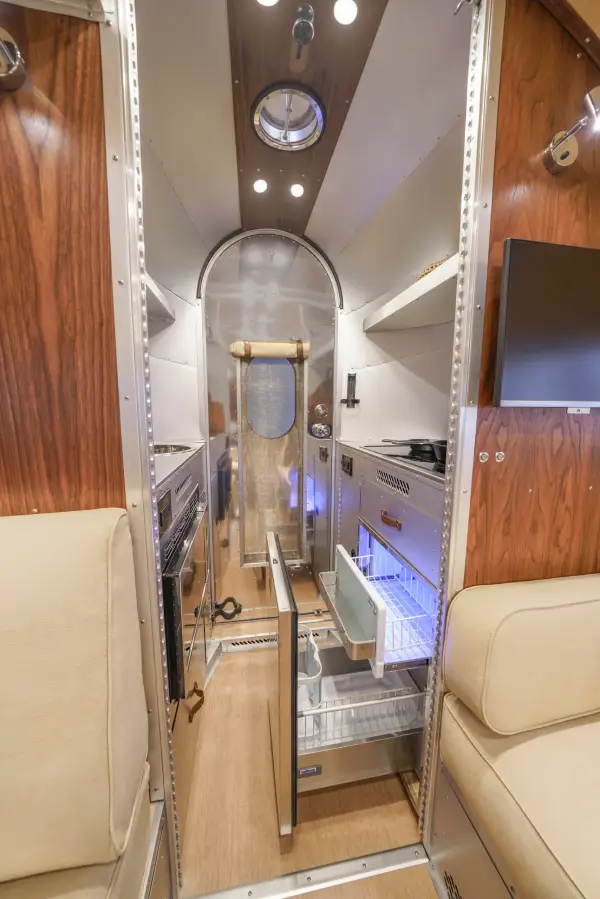 Bowlus_2026_EndlessHighways_Frontier_Interior_Dawn_JL_018