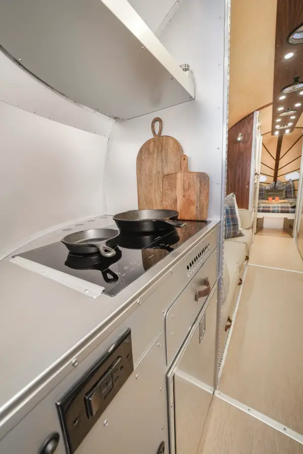 Bowlus_2026_EndlessHighways_Frontier_Interior_Dawn_JL_019